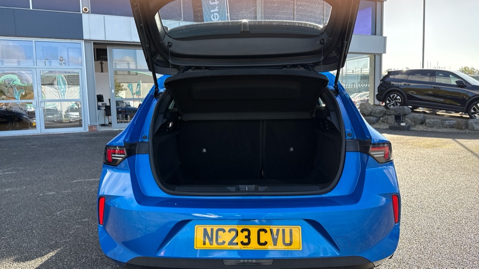 Vauxhall Astra 1.2 Turbo Design 5dr Petrol Hatchback - Image 4