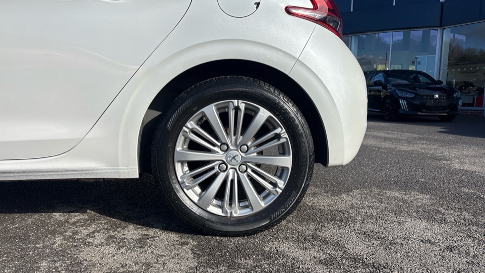 Peugeot 208 1.2 PureTech 82 Allure 5dr Petrol Hatchback - Image 7