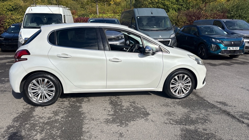 Peugeot 208 1.2 PureTech 82 Allure 5dr Petrol Hatchback - Image 21