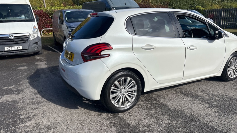 Peugeot 208 1.2 PureTech 82 Allure 5dr Petrol Hatchback - Image 22