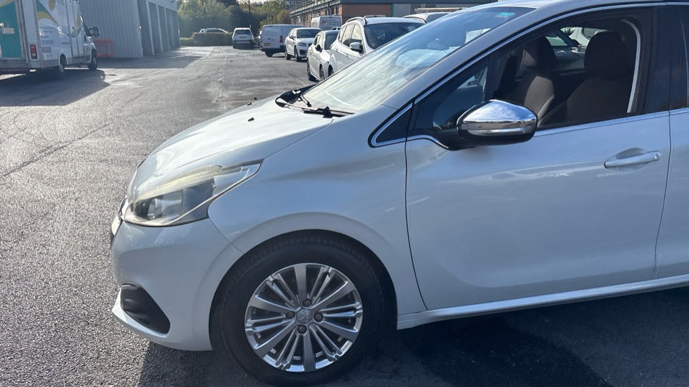 Peugeot 208 1.2 PureTech 82 Allure 5dr Petrol Hatchback - Image 26