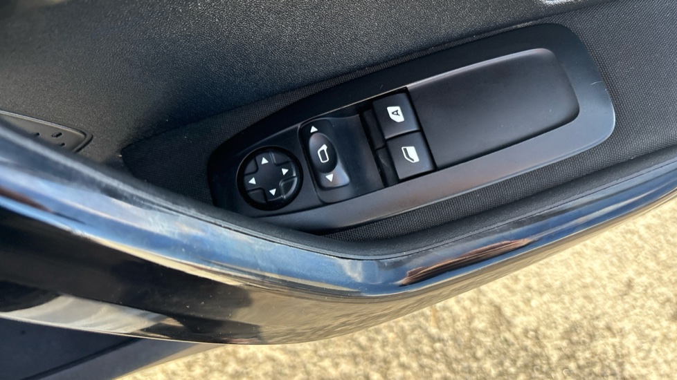 Peugeot 208 1.2 PureTech 82 Allure 5dr Petrol Hatchback - Image 30