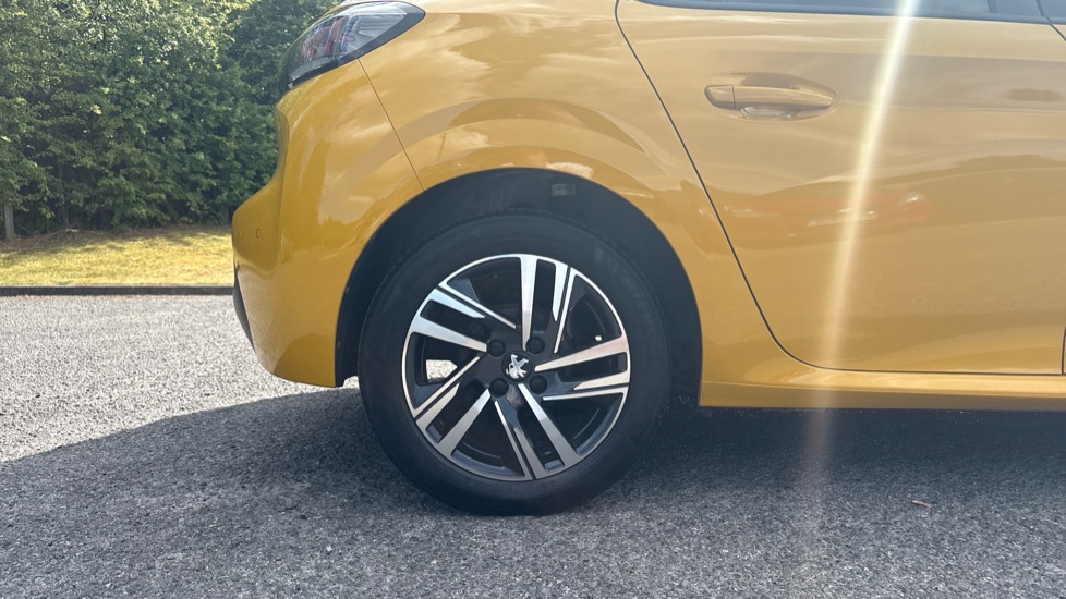 Peugeot 208 1.2 PureTech Active Premium + 5dr Petrol Hatchback - Image 7
