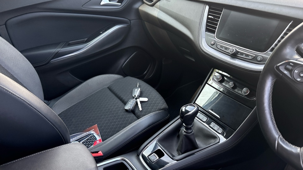 Vauxhall Grandland X 1.2 Turbo SRi Nav 5dr Petrol Hatchback - Image 14