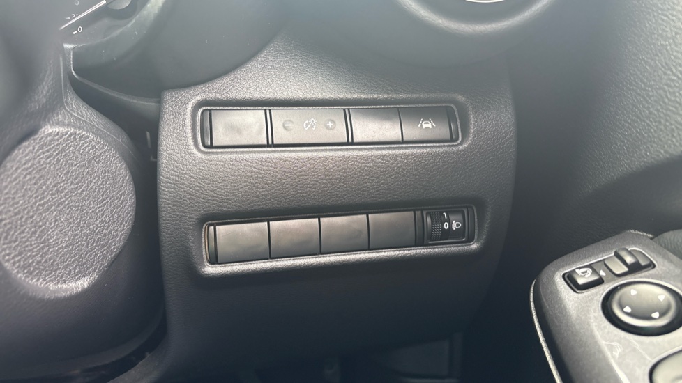 Nissan Juke 1.6 Hybrid N-Connecta 5dr Auto Hybrid Hatchback - Image 28