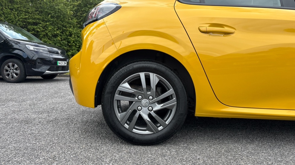 Peugeot 208 1.2 PureTech Active Premium 5dr Petrol Hatchback - Image 7