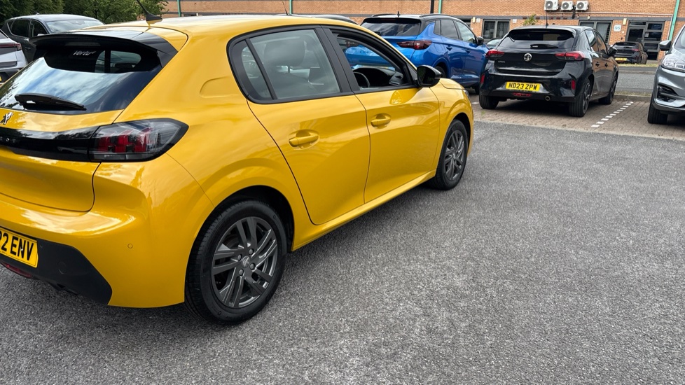 Peugeot 208 1.2 PureTech Active Premium 5dr Petrol Hatchback - Image 21