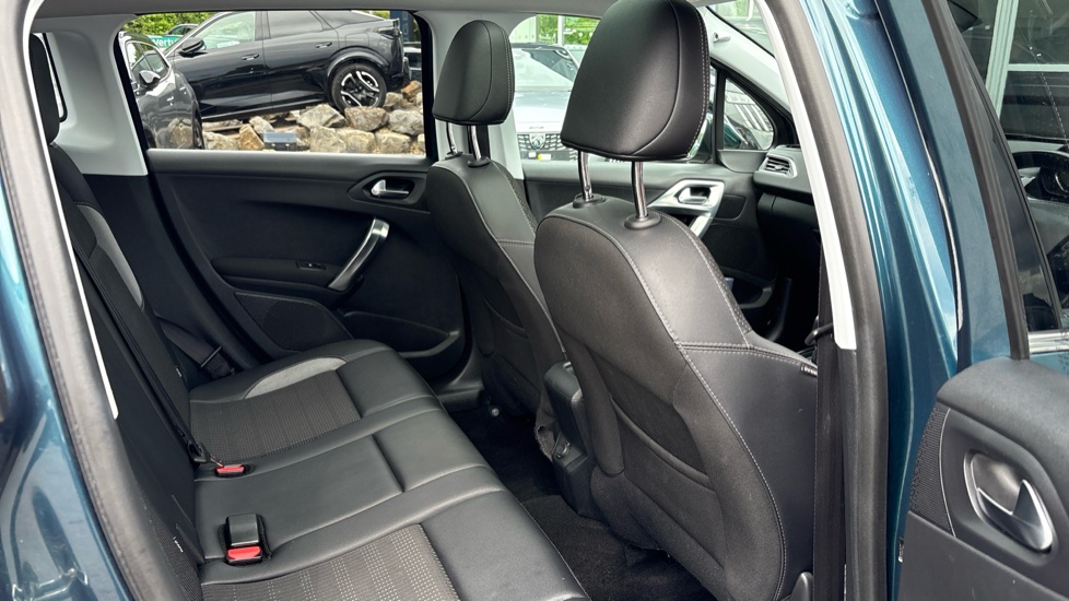 Peugeot 2008 1.2 PureTech Allure Premium 5dr [Start Stop] Petrol Estate - Image 16