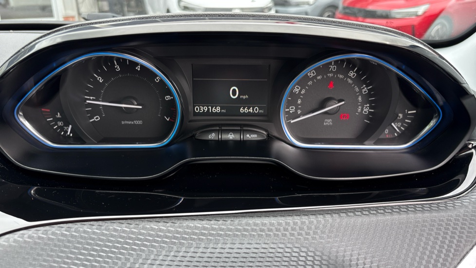 Peugeot 2008 1.2 PureTech Allure Premium 5dr [Start Stop] Petrol Estate - Image 18