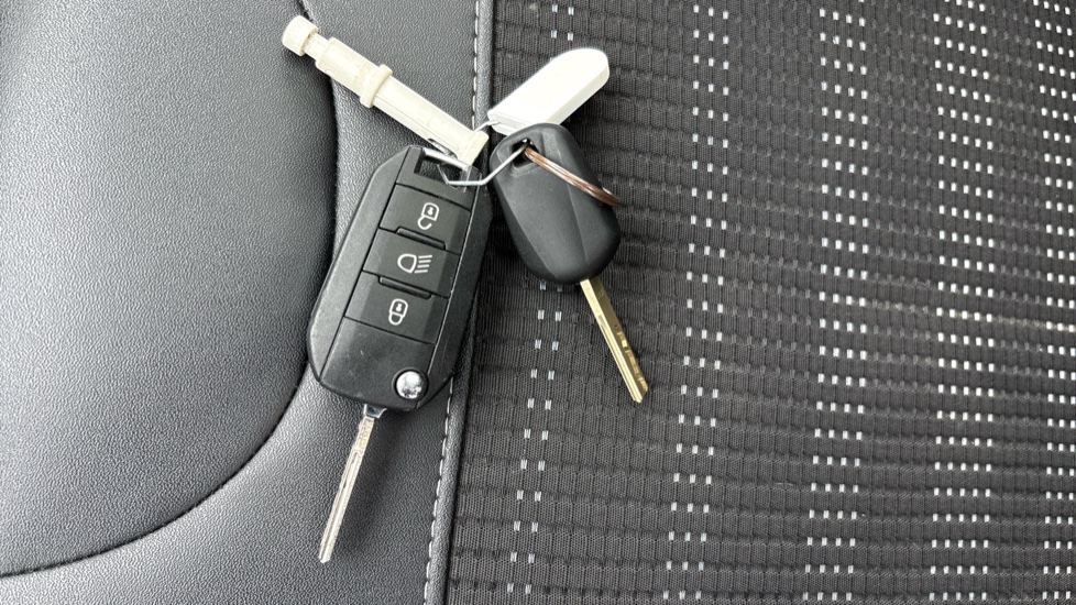 Peugeot 2008 1.2 PureTech Allure Premium 5dr [Start Stop] Petrol Estate - Image 20