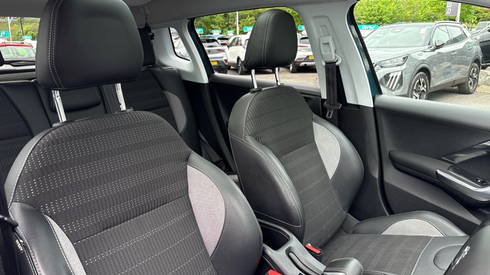 Peugeot 2008 1.2 PureTech Allure Premium 5dr [Start Stop] Petrol Estate - Image 22