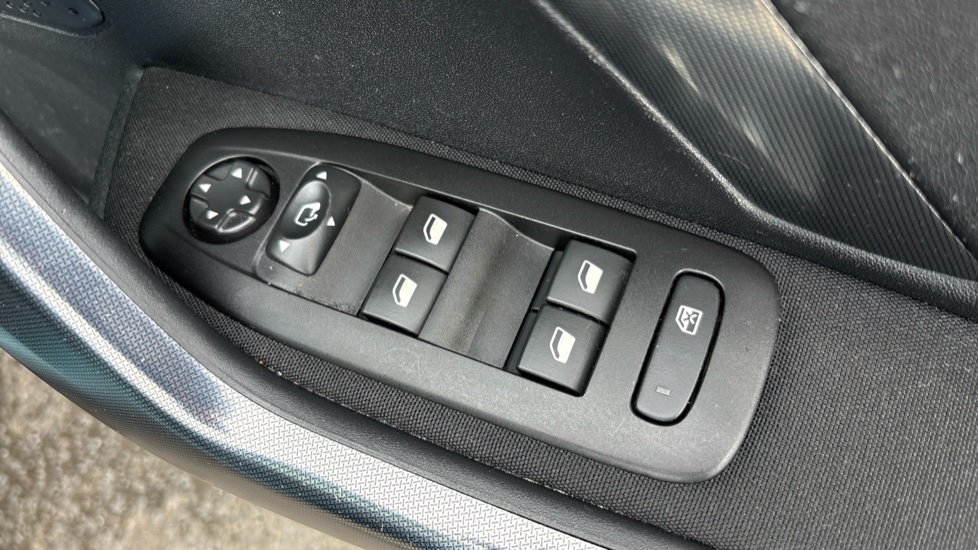 Peugeot 2008 1.2 PureTech Allure Premium 5dr [Start Stop] Petrol Estate - Image 24