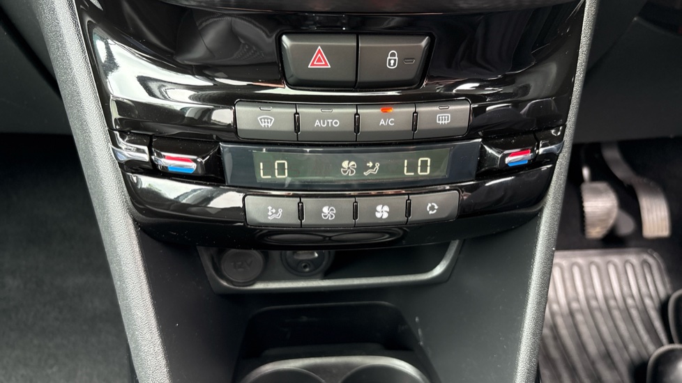 Peugeot 2008 1.2 PureTech Allure Premium 5dr [Start Stop] Petrol Estate - Image 29
