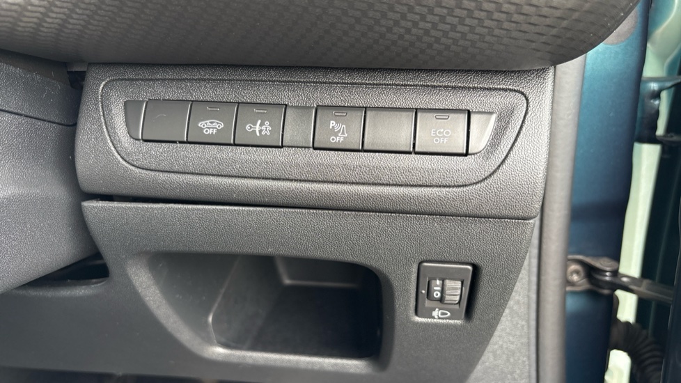Peugeot 2008 1.2 PureTech Allure Premium 5dr [Start Stop] Petrol Estate - Image 30