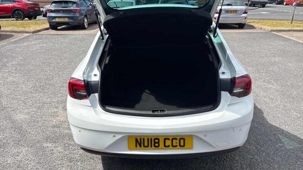 Vauxhall Insignia 1.5T SRi 5dr Petrol Hatchback - Image 4