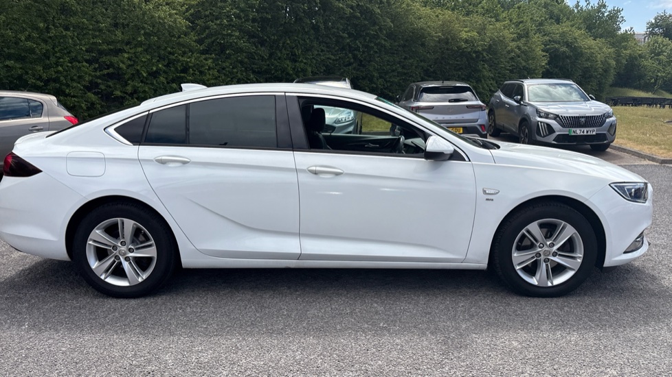 Vauxhall Insignia 1.5T SRi 5dr Petrol Hatchback - Image 23