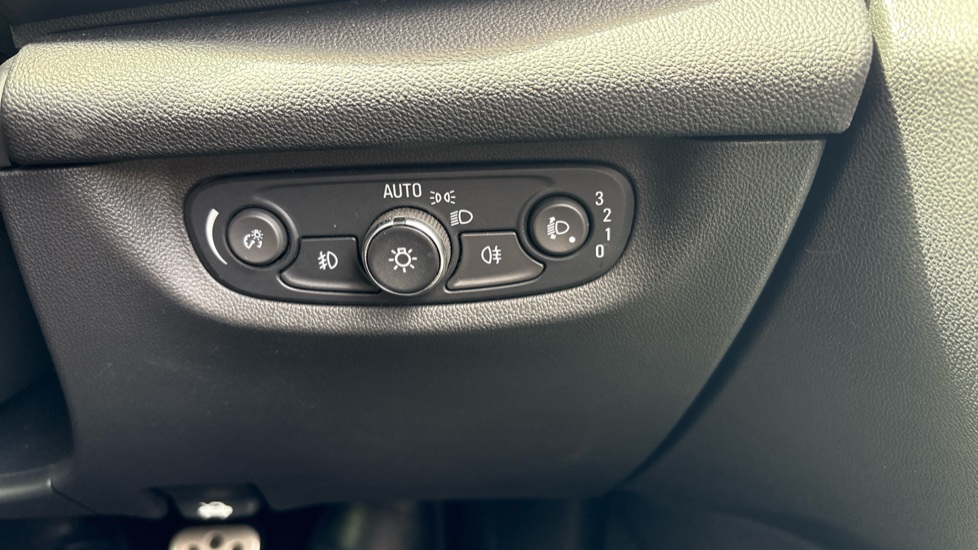 Vauxhall Insignia 1.5T SRi 5dr Petrol Hatchback - Image 36