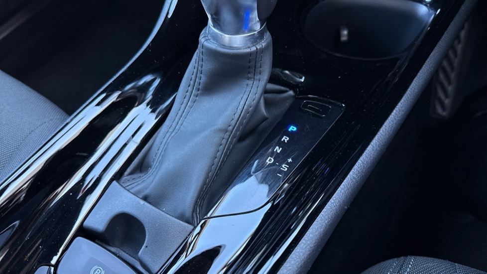 Toyota C-HR 2.0 Hybrid Design 5dr CVT Hybrid Hatchback - Image 23