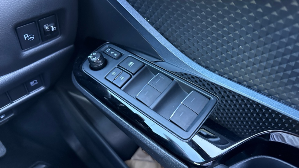 Toyota C-HR 2.0 Hybrid Design 5dr CVT Hybrid Hatchback - Image 31