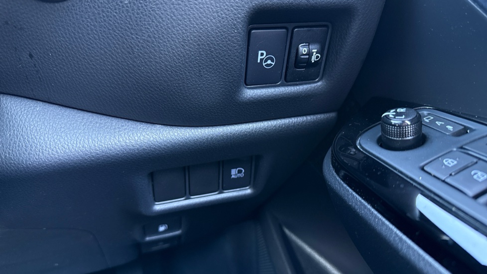 Toyota C-HR 2.0 Hybrid Design 5dr CVT Hybrid Hatchback - Image 32