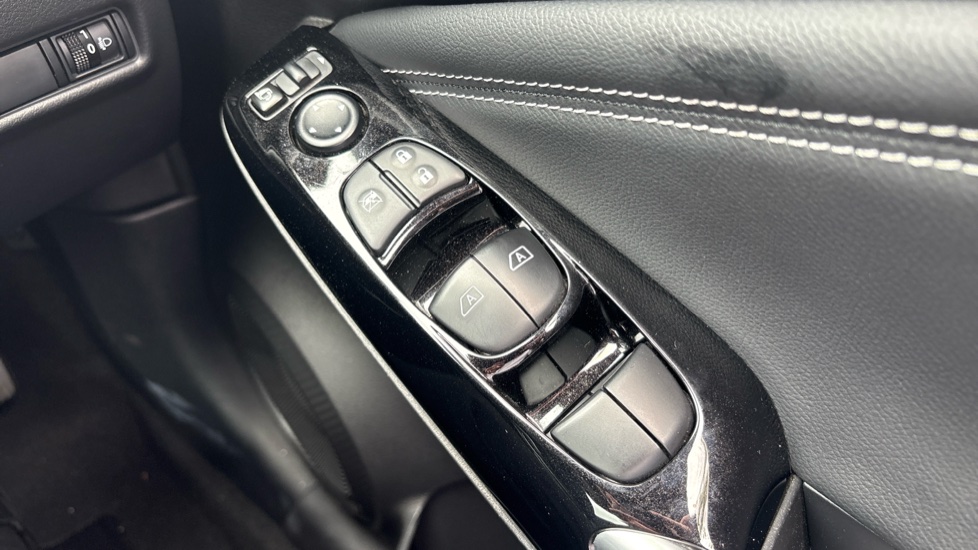 Nissan Juke 1.6 Hybrid Tekna 5dr Auto Hybrid Hatchback - Image 39