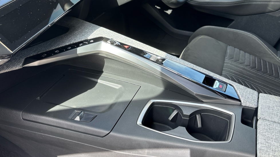 Peugeot 3008 157kW GT 73kWh 5dr Auto Electric Estate - Image 13