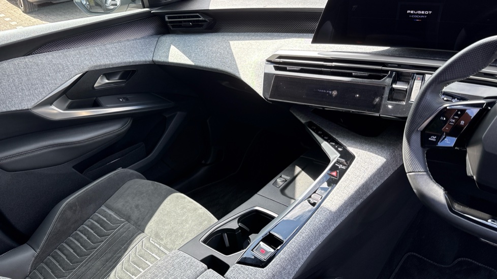 Peugeot 3008 157kW GT 73kWh 5dr Auto Electric Estate - Image 14