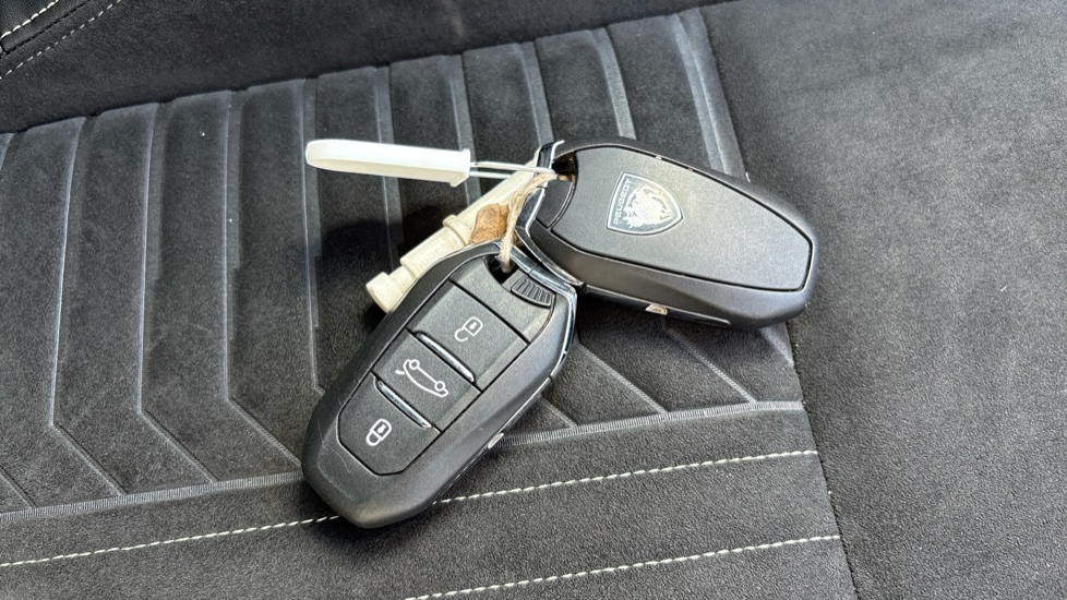 Peugeot 3008 157kW GT 73kWh 5dr Auto Electric Estate - Image 20