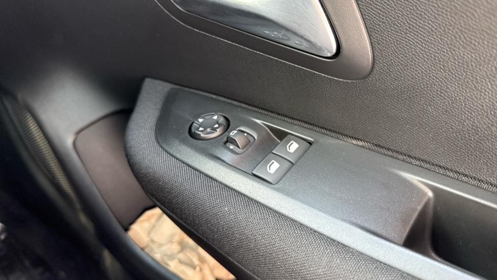 Peugeot 208 1.2 PureTech 100 Active 5dr EAT8 Petrol Hatchback - Image 23