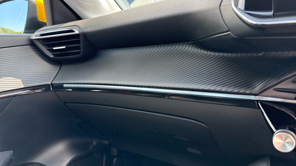 Peugeot 208 1.2 PureTech 100 Active 5dr EAT8 Petrol Hatchback - Image 24