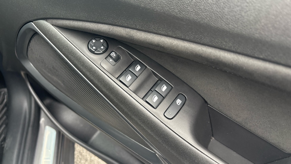 Vauxhall Crossland 1.2 Turbo Ultimate 5dr Petrol Hatchback - Image 32