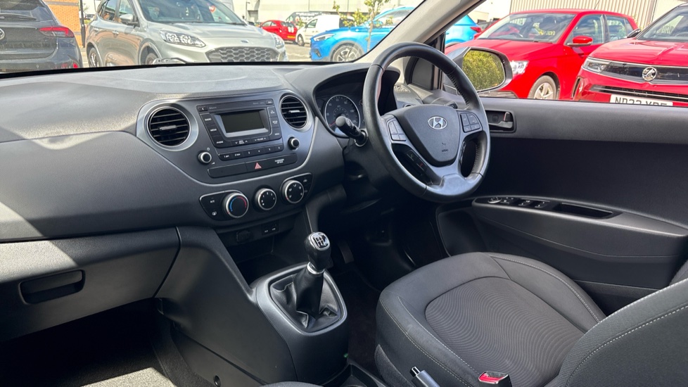 Hyundai i10 1.0 SE 5dr Petrol Hatchback - Image 9