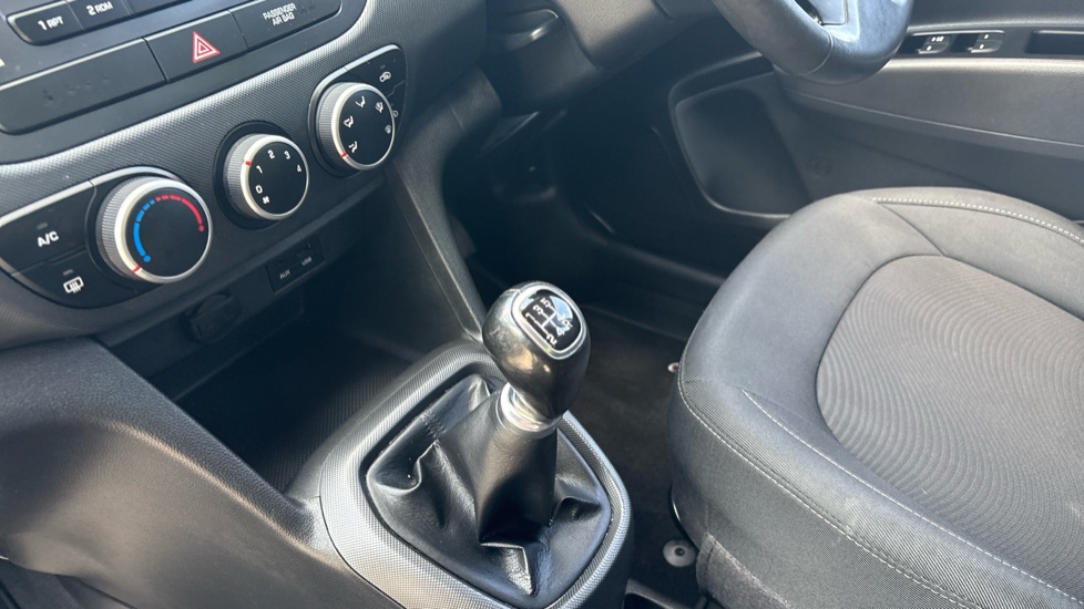 Hyundai i10 1.0 SE 5dr Petrol Hatchback - Image 13