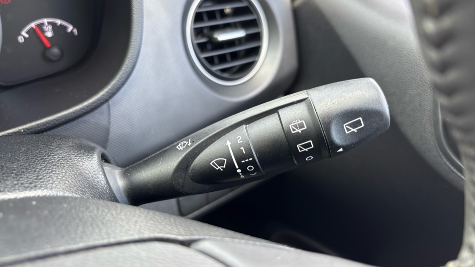 Hyundai i10 1.0 SE 5dr Petrol Hatchback - Image 25