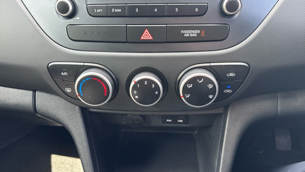 Hyundai i10 1.0 SE 5dr Petrol Hatchback - Image 27
