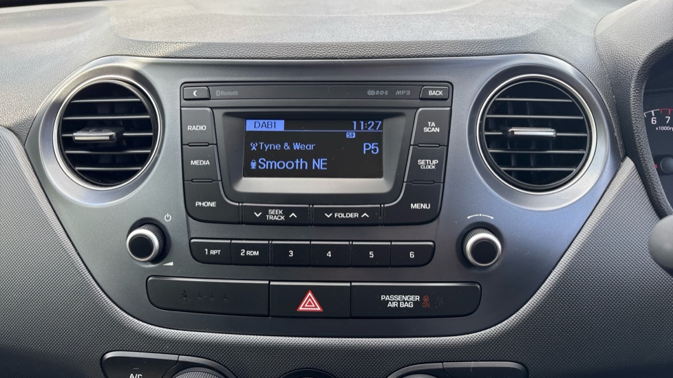 Hyundai i10 1.0 SE 5dr Petrol Hatchback - Image 28