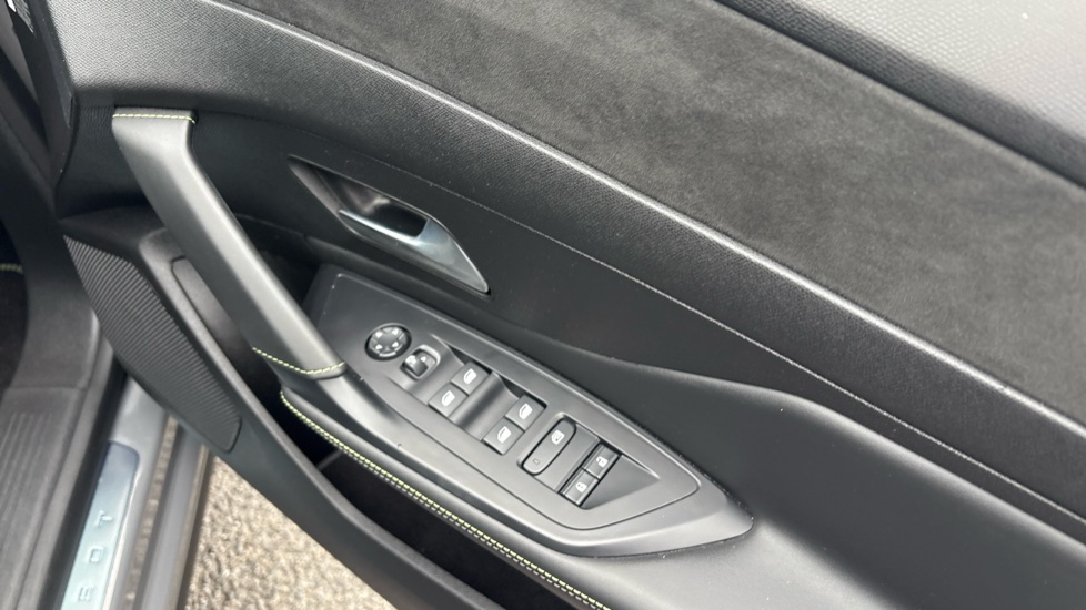 Peugeot 408 1.2 PureTech GT 5dr EAT8 Petrol Hatchback - Image 40