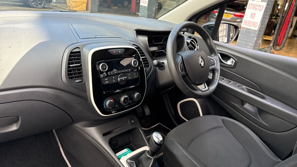 Renault Captur 0.9 TCE 90 Play 5dr Petrol Hatchback - Image 9