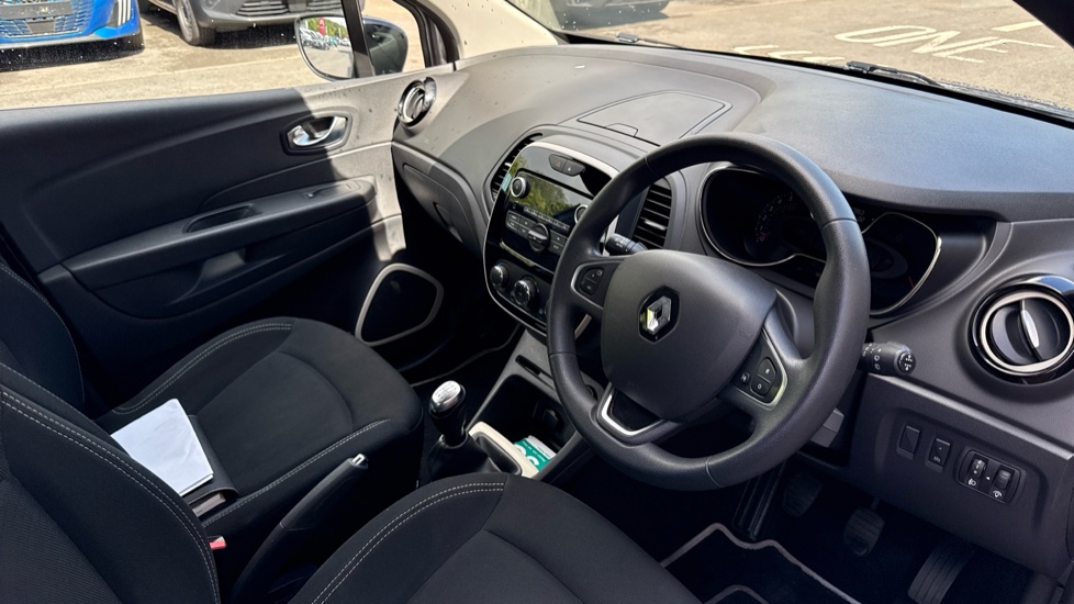 Renault Captur 0.9 TCE 90 Play 5dr Petrol Hatchback - Image 11