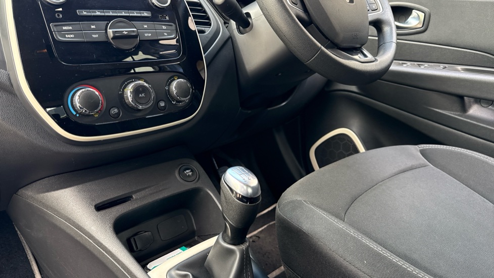 Renault Captur 0.9 TCE 90 Play 5dr Petrol Hatchback - Image 13