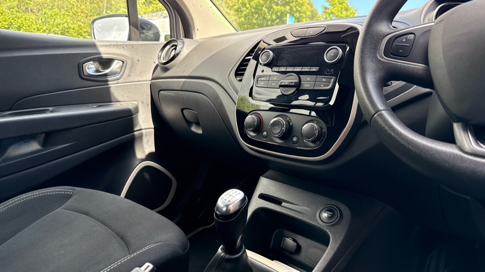 Renault Captur 0.9 TCE 90 Play 5dr Petrol Hatchback - Image 14