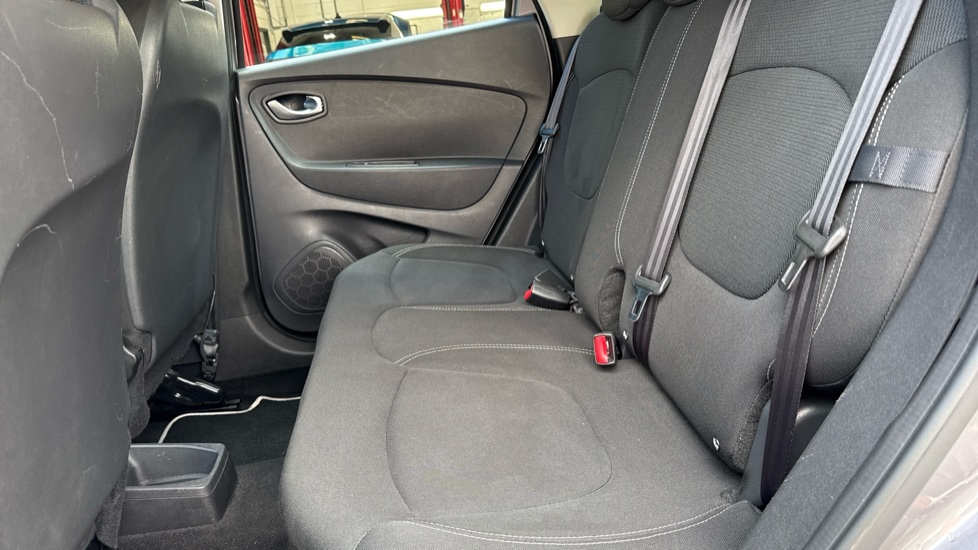 Renault Captur 0.9 TCE 90 Play 5dr Petrol Hatchback - Image 16