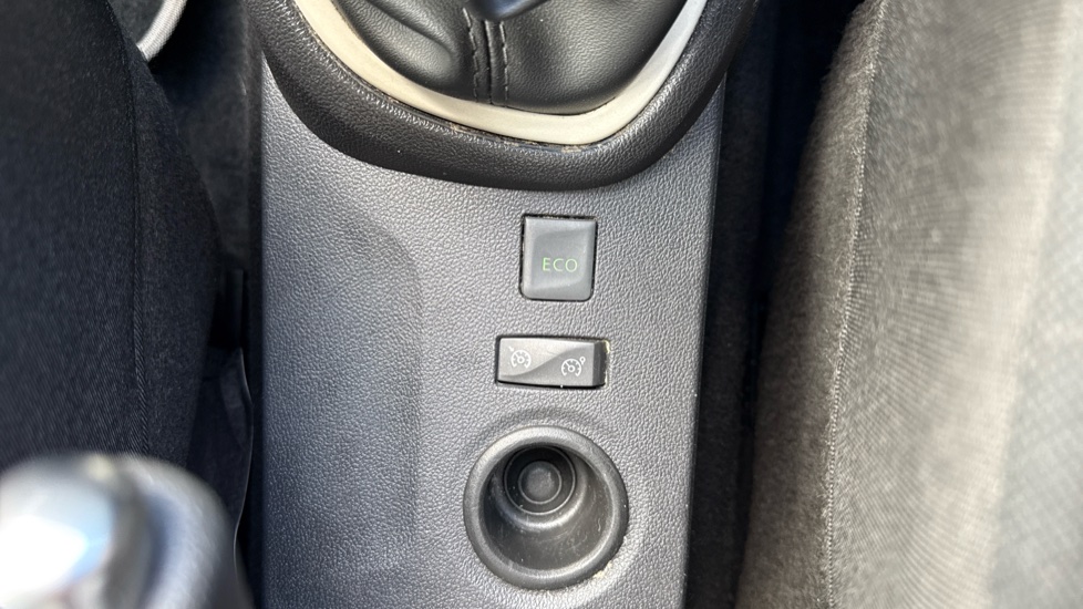 Renault Captur 0.9 TCE 90 Play 5dr Petrol Hatchback - Image 23