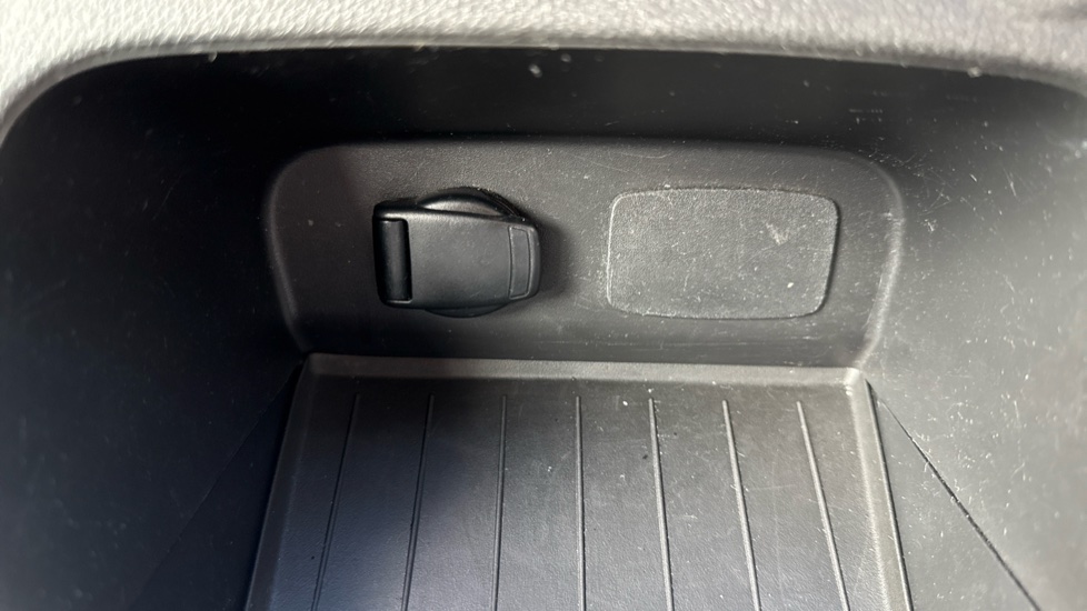 Renault Captur 0.9 TCE 90 Play 5dr Petrol Hatchback - Image 26
