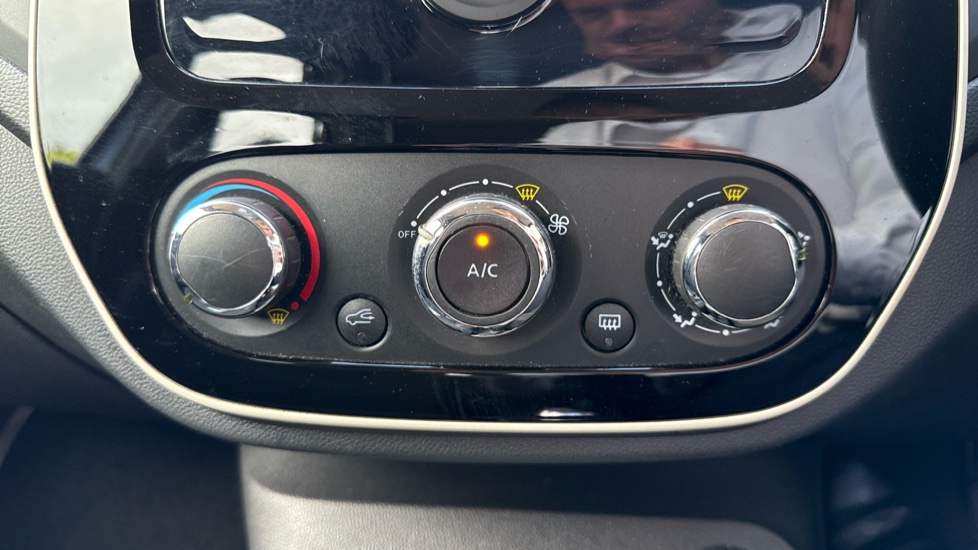 Renault Captur 0.9 TCE 90 Play 5dr Petrol Hatchback - Image 27