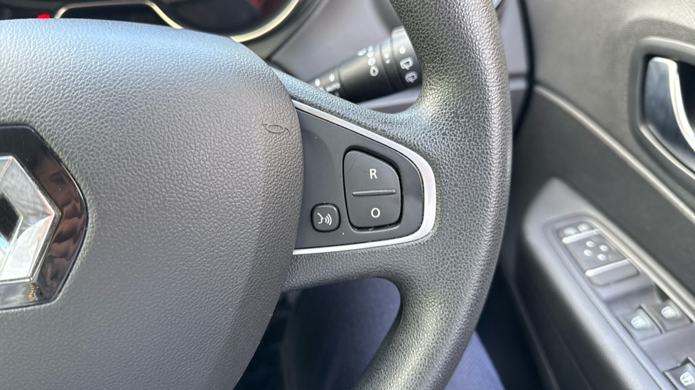 Renault Captur 0.9 TCE 90 Play 5dr Petrol Hatchback - Image 30