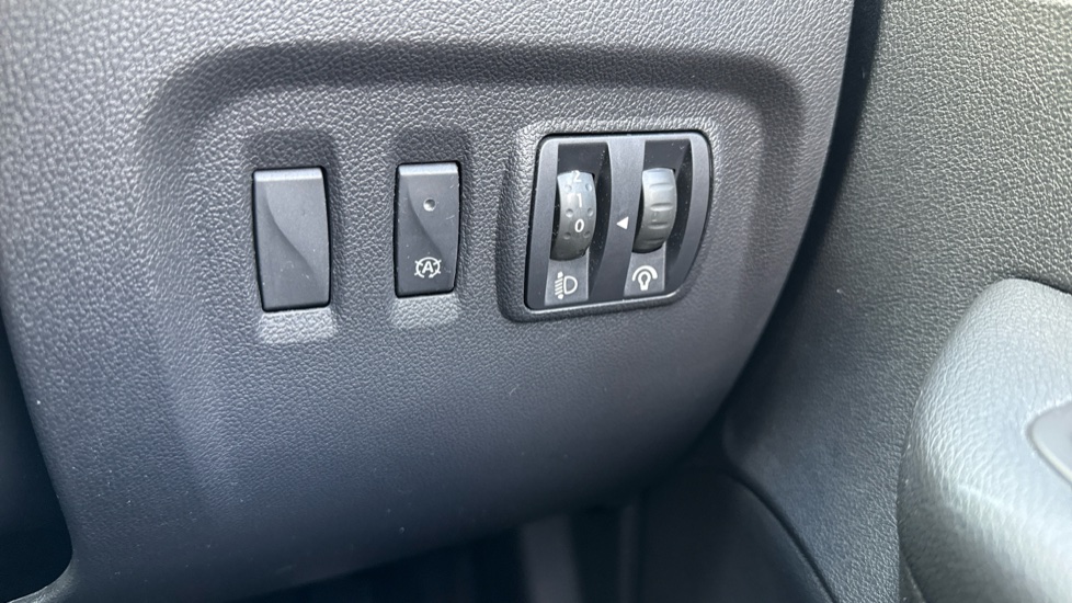 Renault Captur 0.9 TCE 90 Play 5dr Petrol Hatchback - Image 32