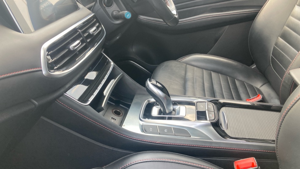 MG HS 1.5 T-GDI Trophy 5dr DCT Petrol Hatchback - Image 13