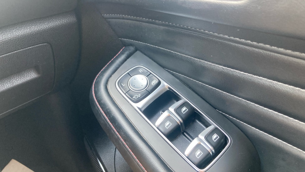 MG HS 1.5 T-GDI Trophy 5dr DCT Petrol Hatchback - Image 25