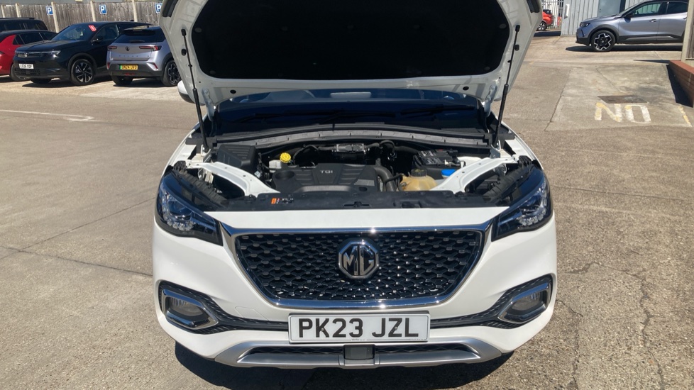 MG HS 1.5 T-GDI Exclusive 5dr DCT Petrol Hatchback - Image 8